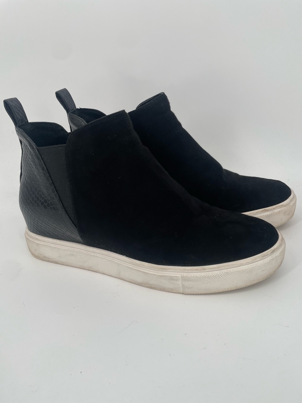Steve Madden Black & White Slip On Sneakers Faux Snakeskin Heel Accent